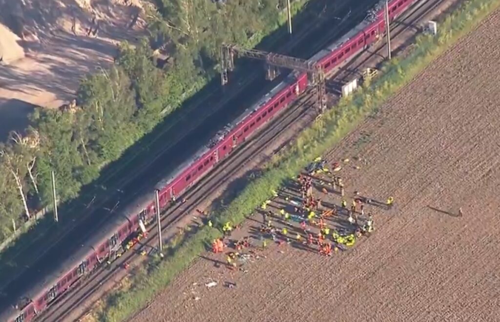Incidente ferroviario a Bedford: due treni si scontrano, decine di feriti