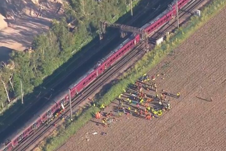 Incidente ferroviario a Bedford: due treni si scontrano, decine di feriti