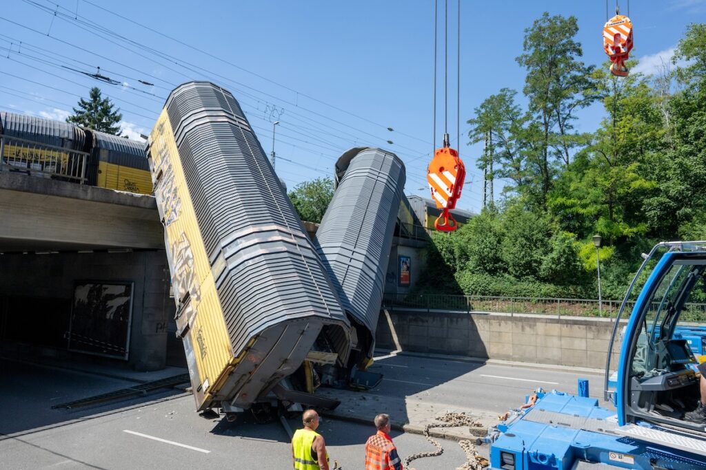 Incidente ferroviario a Monaco di Baviera: due treni merci si scontrano, un morto