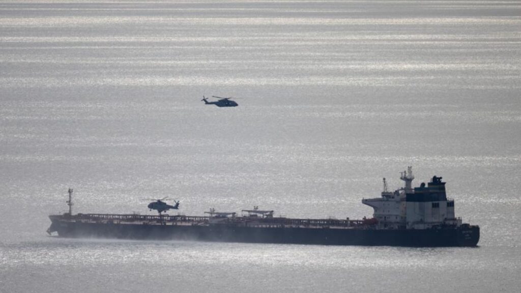 Interceptata una petroliera della flotta ombra russa nella Manica, dichiarazione del premier britannico