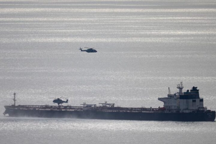 Interceptata una petroliera della flotta ombra russa nella Manica, dichiarazione del premier britannico