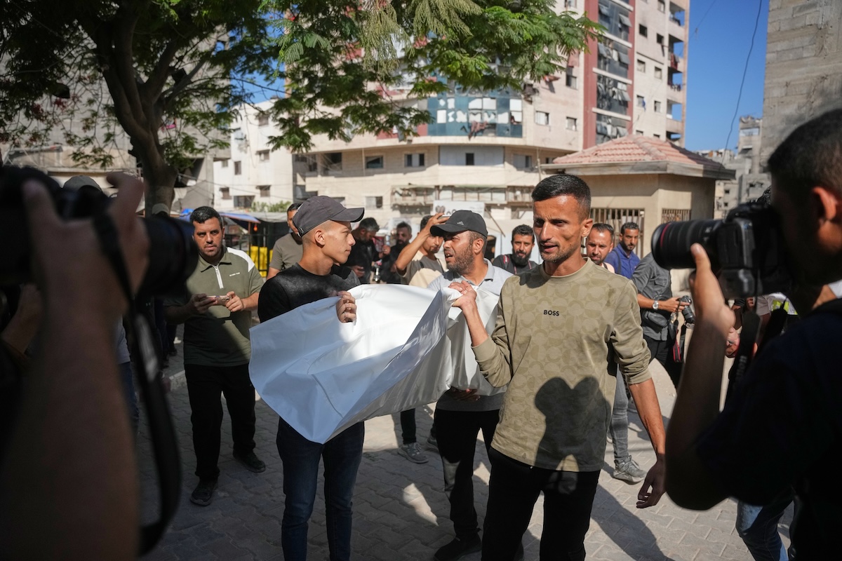 Israele bombarda Gaza, uccisi sei civili tra cui un cameraman di Al Jazeera