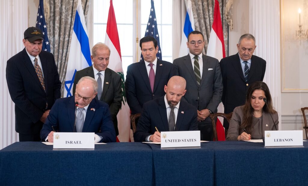 Israele e Libano firmano un accordo di pace, ma senza la partecipazione di Hezbollah
