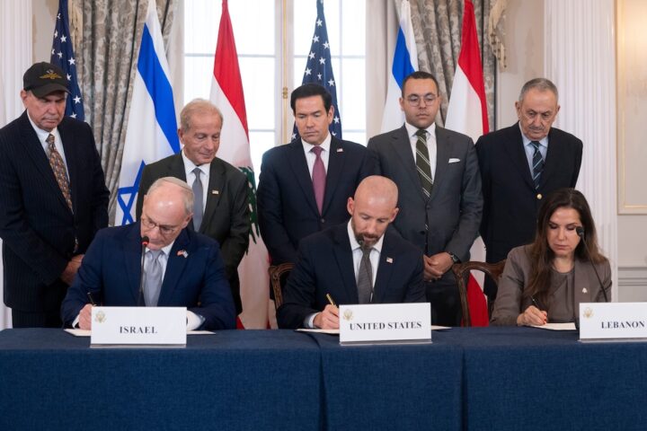 Israele e Libano firmano un accordo di pace, ma senza la partecipazione di Hezbollah