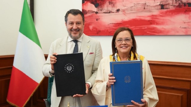 Italia ed El Salvador firmano accordo per il riconoscimento delle patenti di guida