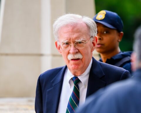John Bolton si dichiara colpevole di diffusione di informazioni riservate negli Stati Uniti