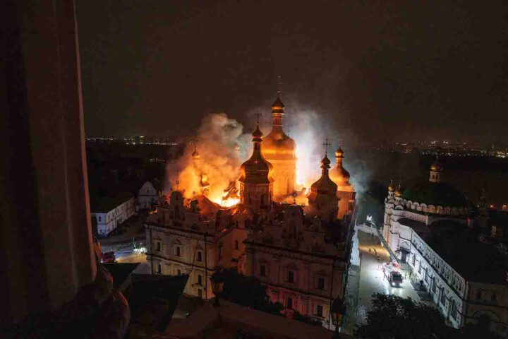 La cattedrale della Dormizione a Kiev colpita da attacco russo con missili e droni