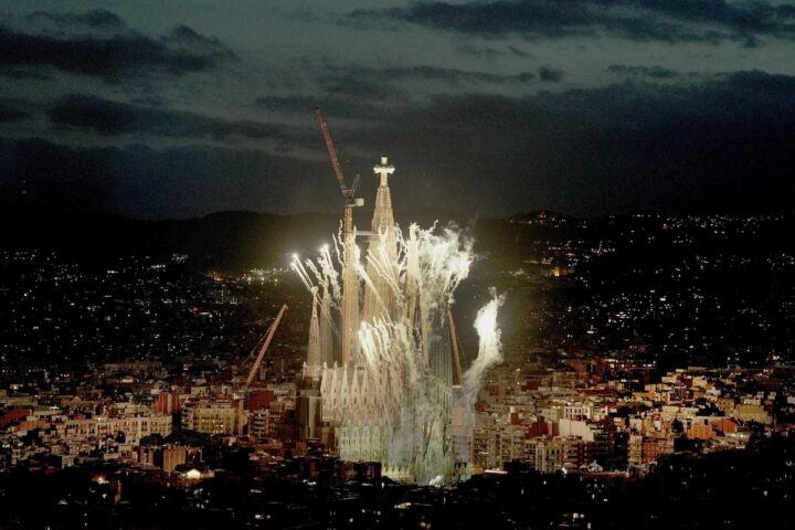 La cerimonia di inaugurazione della torre di Gesù della Sagrada Familia a Barcellona