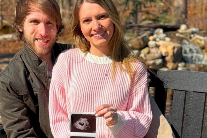 La scelta di abortire dopo la diagnosi di sindrome di Down: le dichiarazioni controverse degli influencer Jesse e Ashley Ridgway