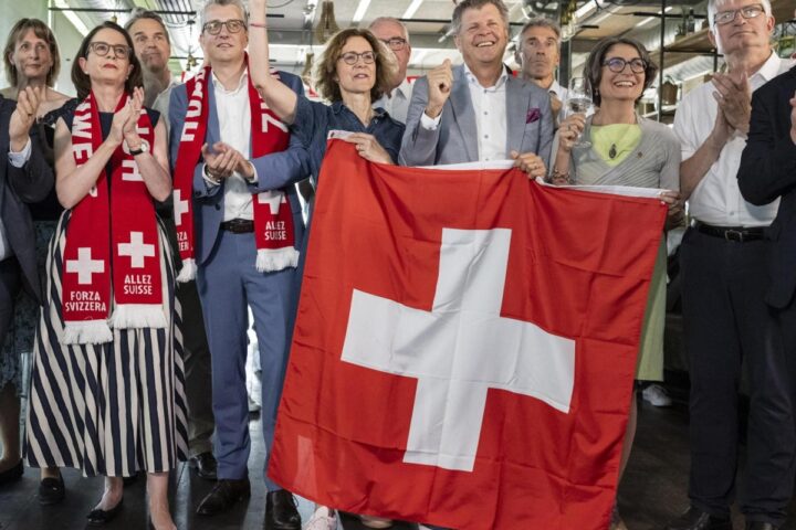 La Svizzera rigetta il referendum sul limite all'immigrazione, con il 54,8% di voti contrari