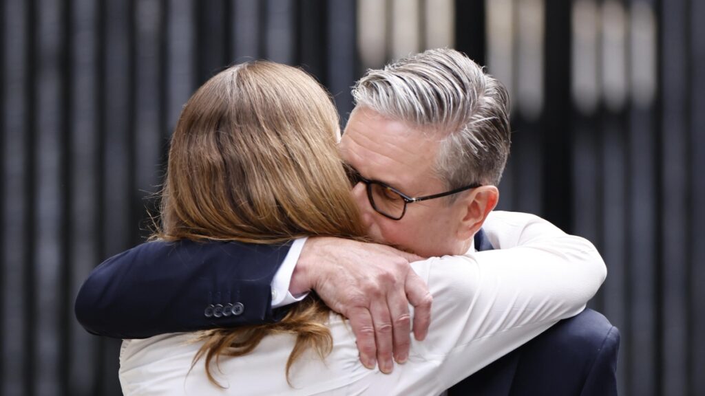 Lacrime e contestazioni durante il discorso di addio di Starmer: «Mi dedicherò alla mia famiglia»