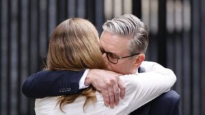 Lacrime e contestazioni durante il discorso di addio di Starmer: «Mi dedicherò alla mia famiglia»