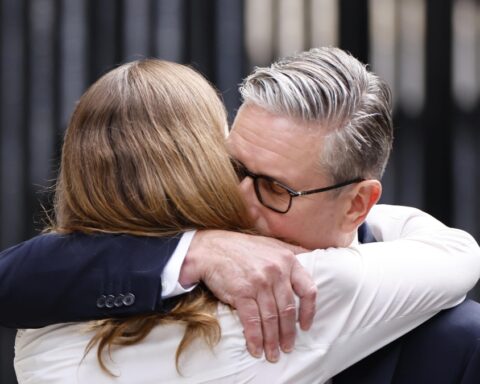 Lacrime e contestazioni durante il discorso di addio di Starmer: «Mi dedicherò alla mia famiglia»