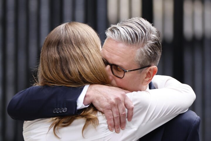 Lacrime e contestazioni durante il discorso di addio di Starmer: «Mi dedicherò alla mia famiglia»