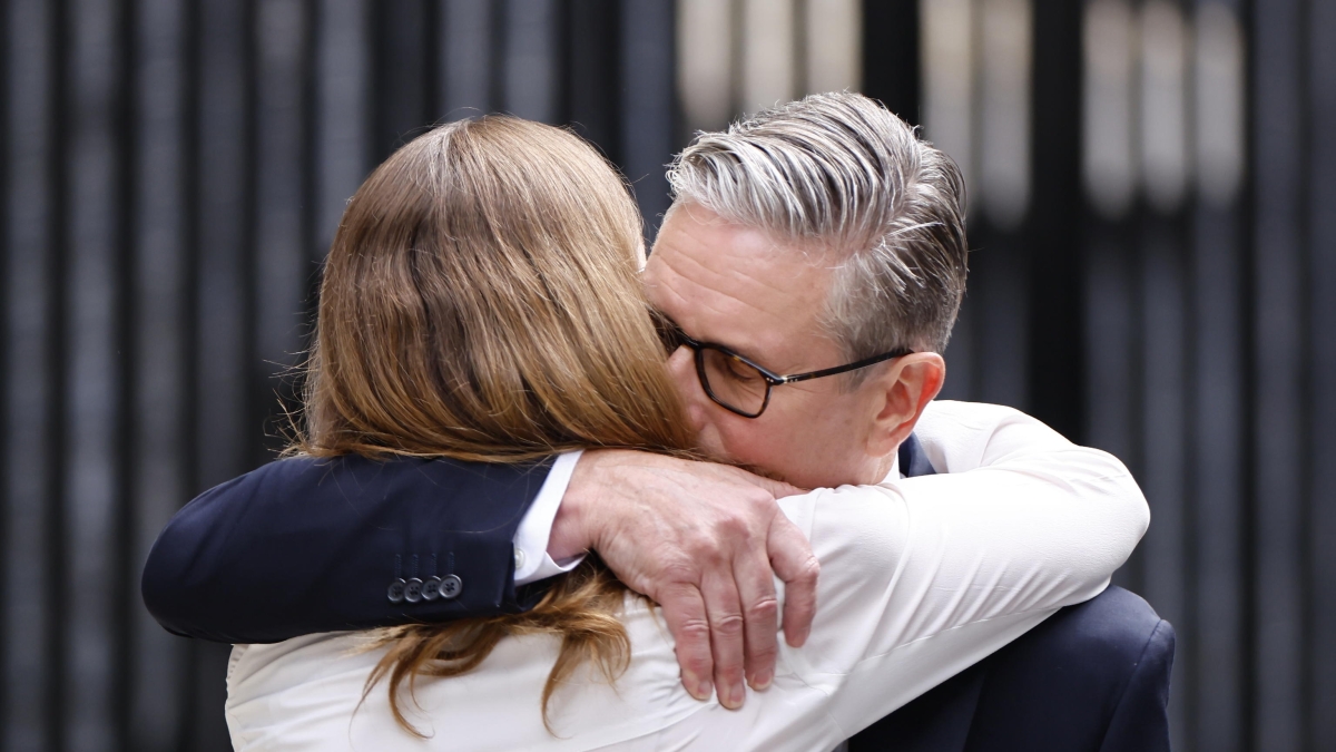 Lacrime e contestazioni durante il discorso di addio di Starmer: «Mi dedicherò alla mia famiglia»