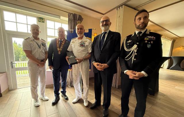 L'ammiraglio Giuseppe Cavo Dragone discute il futuro della NATO al Rotary Club Bruxelles Ovest