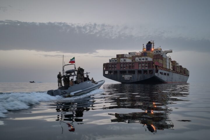 Le forze statunitensi guidano il passaggio di 70 navi nello stretto di Hormuz, flusso ridotto rispetto a prima della guerra