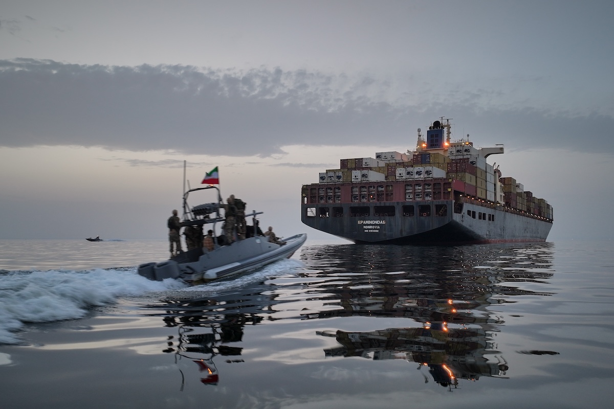 Le forze statunitensi guidano il passaggio di 70 navi nello stretto di Hormuz, flusso ridotto rispetto a prima della guerra