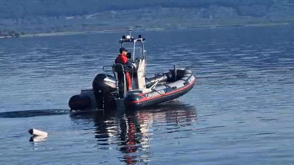 Le ricerche di Luigi Cavallari proseguono nel lago di Vico, social media contro la ministra Roccella
