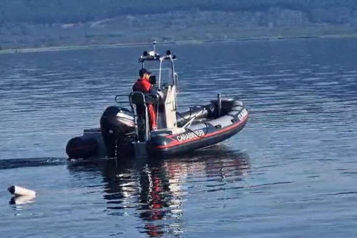 Le ricerche di Luigi Cavallari proseguono nel lago di Vico, social media contro la ministra Roccella