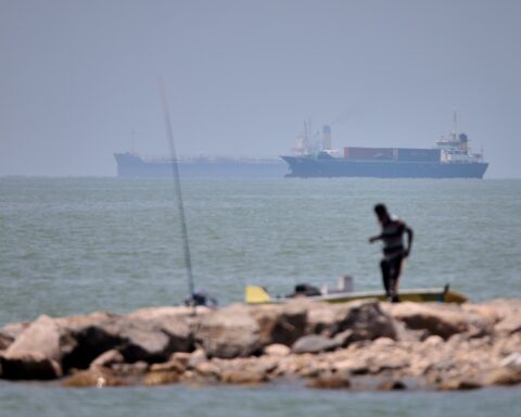 L'Iran annuncia la chiusura dello stretto di Hormuz dopo bombardamenti israeliani