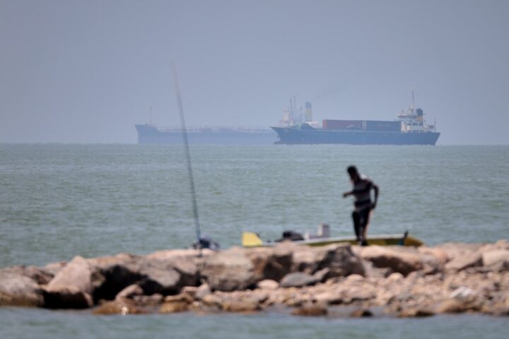 L'Iran annuncia la chiusura dello stretto di Hormuz dopo bombardamenti israeliani
