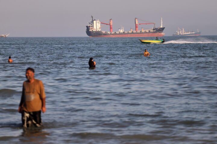 Liran attacca nave portacontainer Ever Lovely nello stretto di Hormuz, traffico sospeso