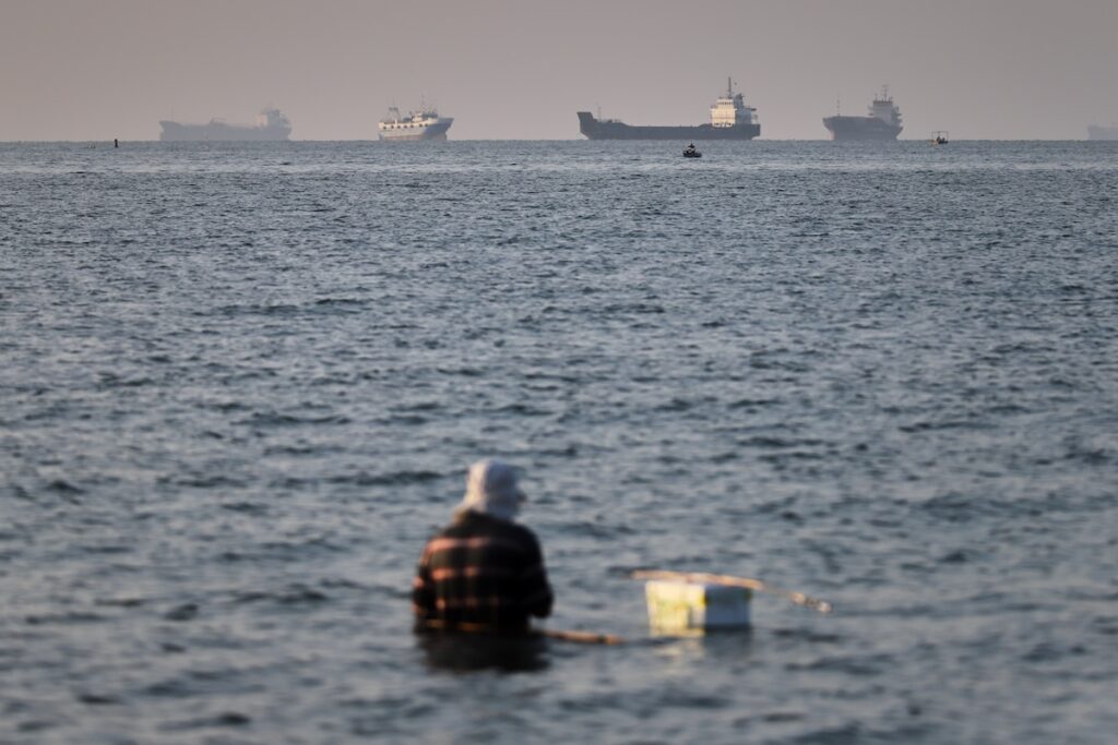 L'Iran rivendica attacchi contro obiettivi legati agli Stati Uniti nel Golfo Persico