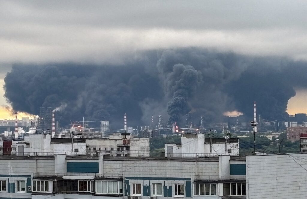 L'ucraina attacca nuovamente una raffineria a mosca con centinaia di droni