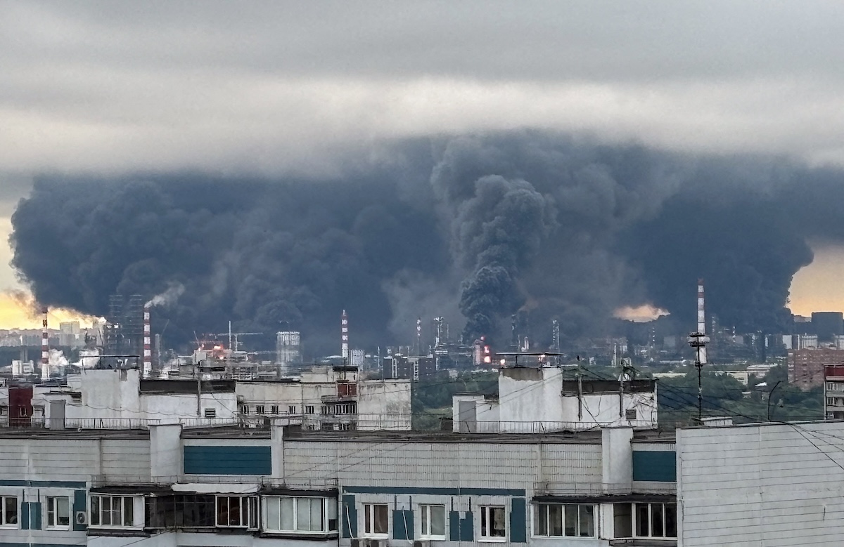 L'ucraina attacca nuovamente una raffineria a mosca con centinaia di droni