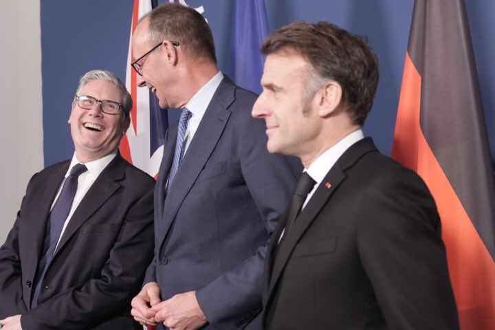Macron, Starmer e Merz si incontrano a Londra con Zelensky per discutere del supporto all’Ucraina