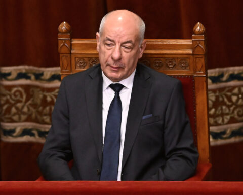Magyar chiede le dimissioni del presidente Sulyok, accusato di difendere Orbán