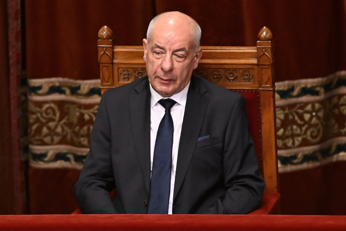Magyar chiede le dimissioni del presidente Sulyok, accusato di difendere Orbán