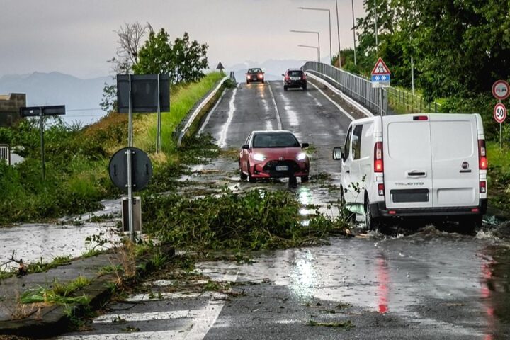 Maltempo in Italia: allerta in 8 regioni, una donna ferita da un fulmine in Piemonte