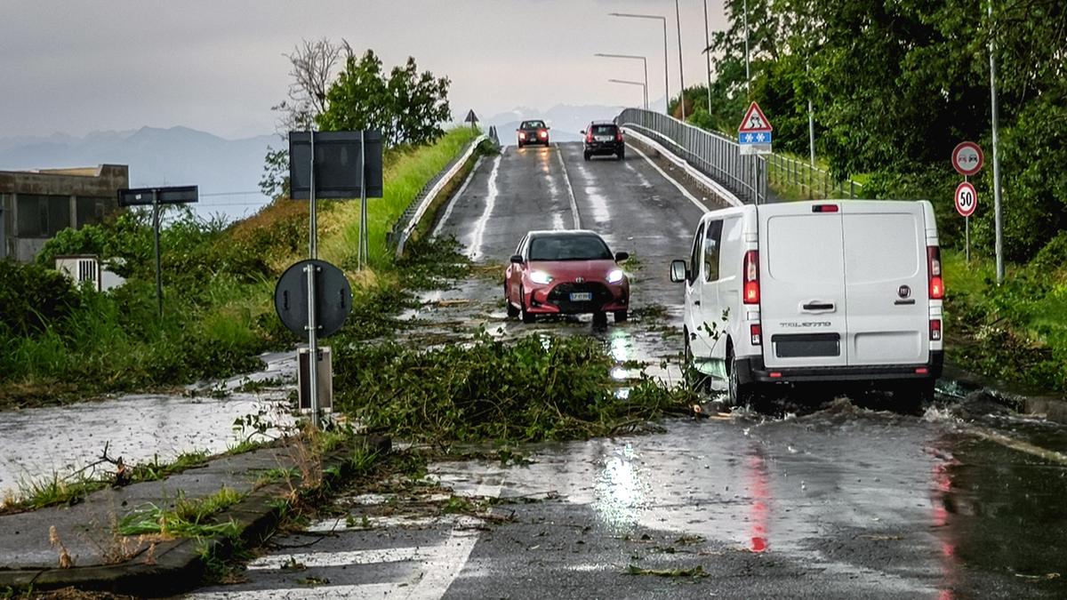 Maltempo in Italia: allerta in 8 regioni, una donna ferita da un fulmine in Piemonte
