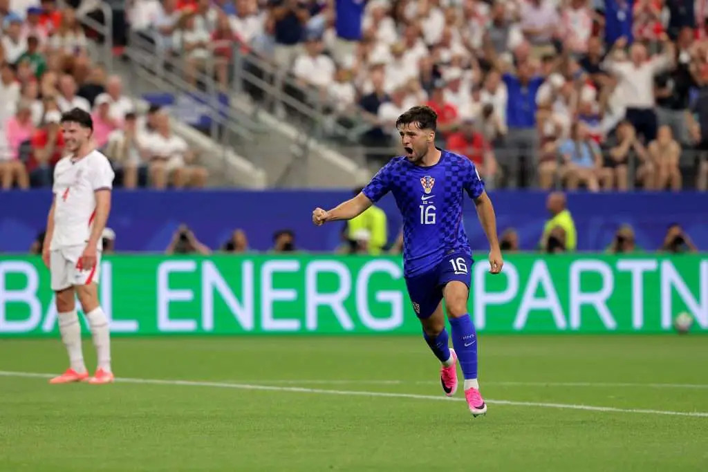 Manchester United e Aston Villa interessati all'attaccante del Como Martin Baturina