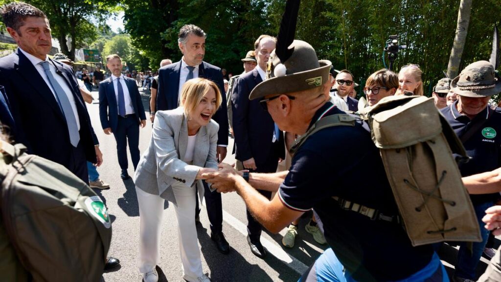 Meloni riabbraccia l'orgoglio nazionale al raduno degli Alpini dopo il confronto con Trump
