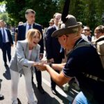 Meloni riabbraccia l'orgoglio nazionale al raduno degli Alpini dopo il confronto con Trump