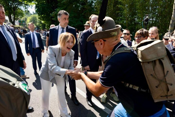 Meloni riscopre l’orgoglio nazionale dopo il confronto con Trump al raduno degli Alpini a Gemona del Friuli
