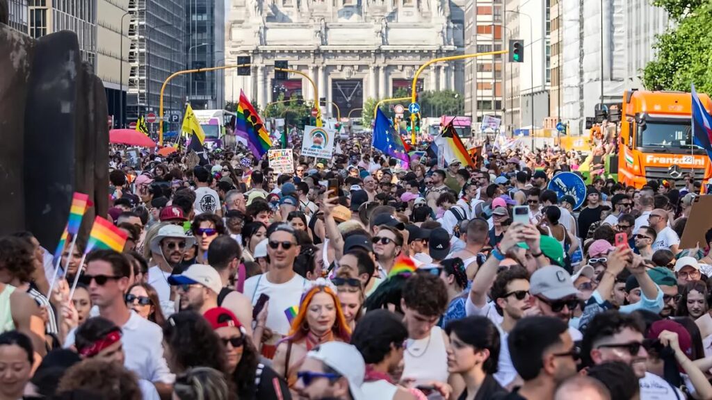 Milano Pride 2026, migliaia in corteo: Elly Schlein denuncia la violenza contro la comunità LGBTQA+