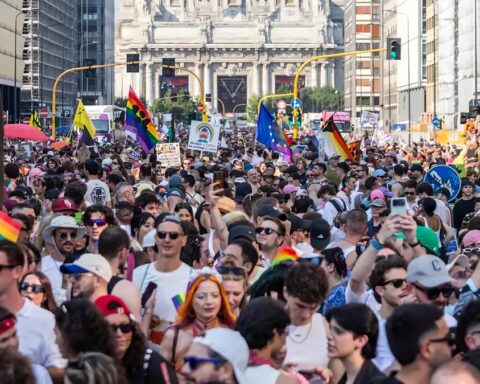 Milano Pride 2026, migliaia in corteo: Elly Schlein denuncia la violenza contro la comunità LGBTQA+