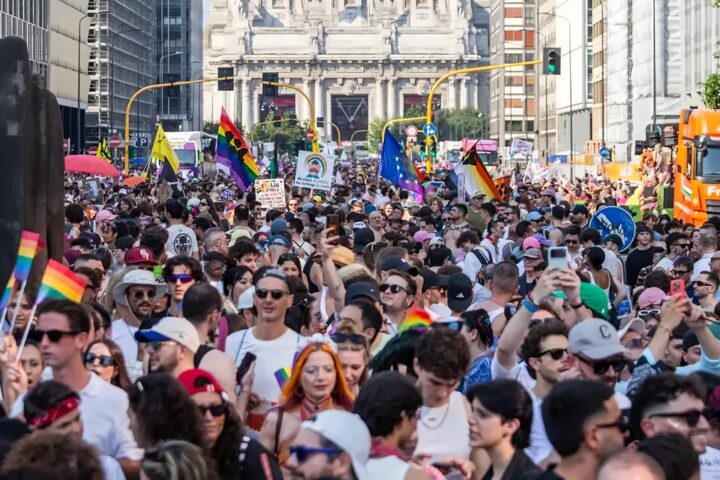 Milano Pride 2026, migliaia in corteo: Elly Schlein denuncia la violenza contro la comunità LGBTQA+