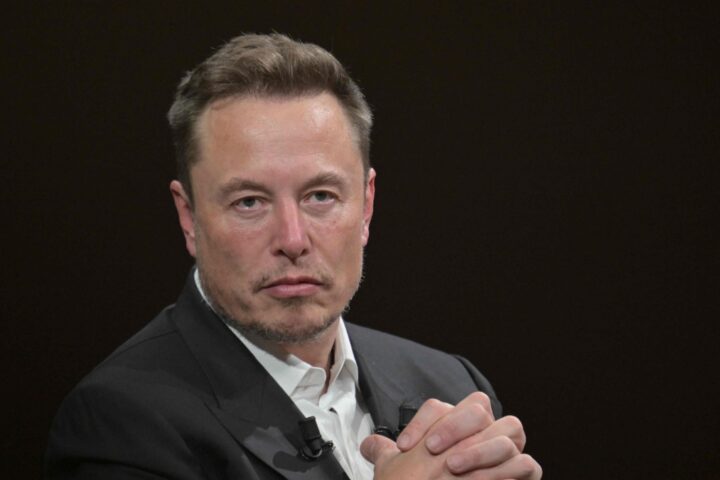 Musk sostiene i manifestanti anti-migranti a Belfast alimentando tensioni nel Regno Unito