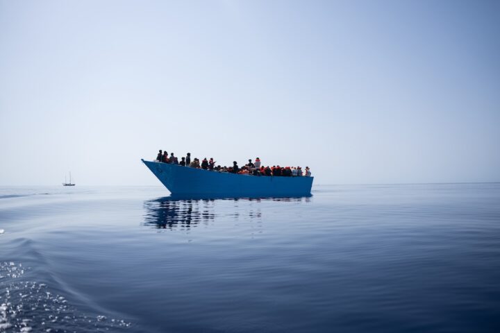 Naufragio al largo della Libia: 11 morti e 40 dispersi tra i migranti diretti in Europa