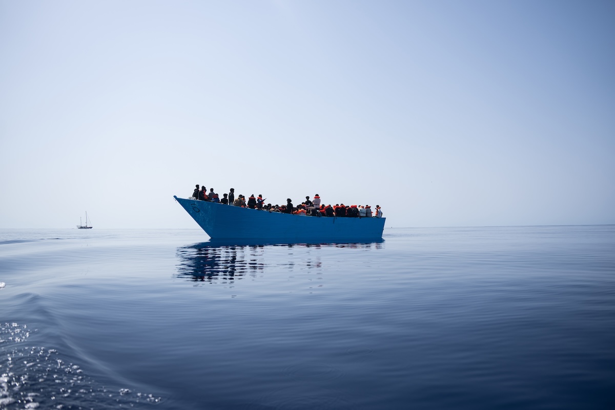Naufragio al largo della Libia: 11 morti e 40 dispersi tra i migranti diretti in Europa