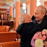 Nel mondo di Putin: le comparse organizzate e i «falsi russi» che posano con il presidente