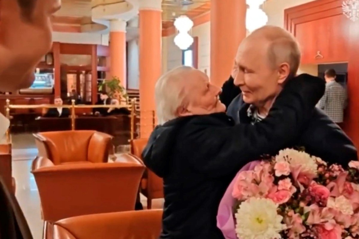 Nel mondo di Putin: le comparse organizzate e i «falsi russi» che posano con il presidente