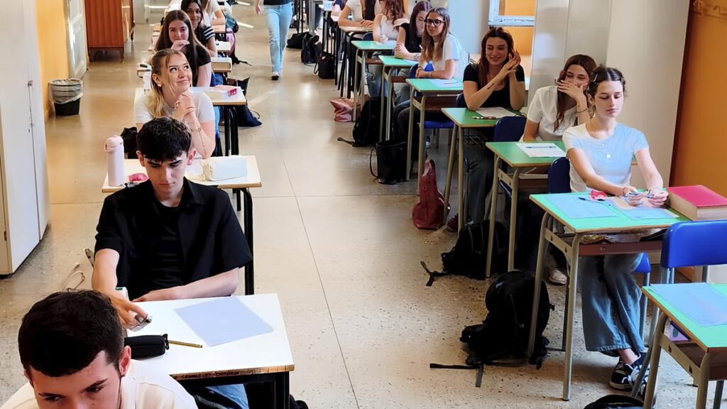 Nuove linee guida scolastiche in Italia: Dante e Manzoni tornano al centro dell'insegnamento