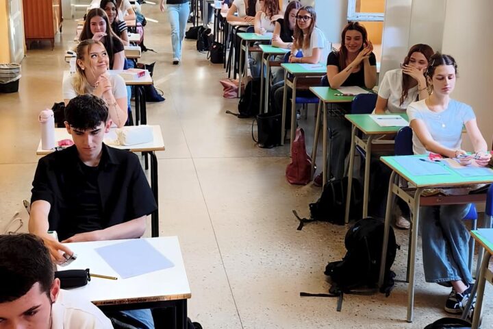 Nuove linee guida scolastiche in Italia: Dante e Manzoni tornano al centro dell'insegnamento