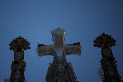 Papa Leone XIV inaugura la torre più alta della Sagrada Familia a Barcellona